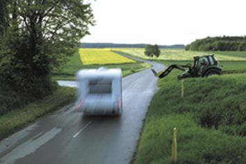 Wenn Gespannt schlingert, messen Sensoren geringste Querbeschleunigungen an Anhänger-Achse