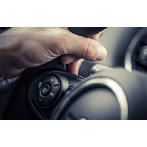 SafeDrive-Philosophie Sicherheit beim Fahren geht vor, deshalb lassen sich die wichtigsten Funktionen wie Lautstärke, Stummschaltung oder Bluetooth über die Lenkradfernbedienung steuern.